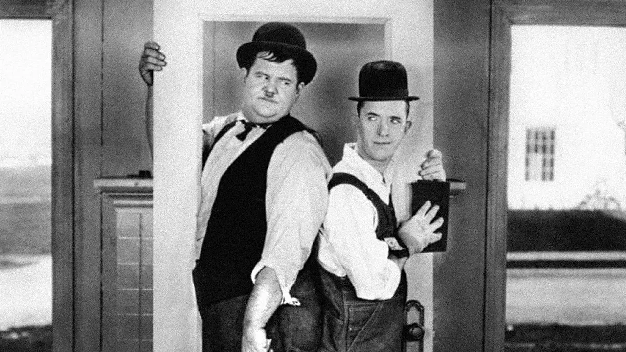 فیلم لورل و هاردی : فضول باشی (Busy Bodies 1933)