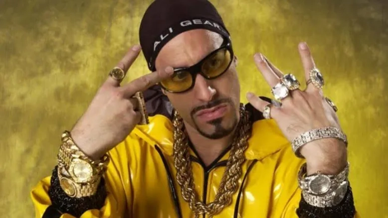 اولین پوستر ?Ali G: Who Iz I منتشر شد؛ بازگشت رپر جنجالی به پرده سینما