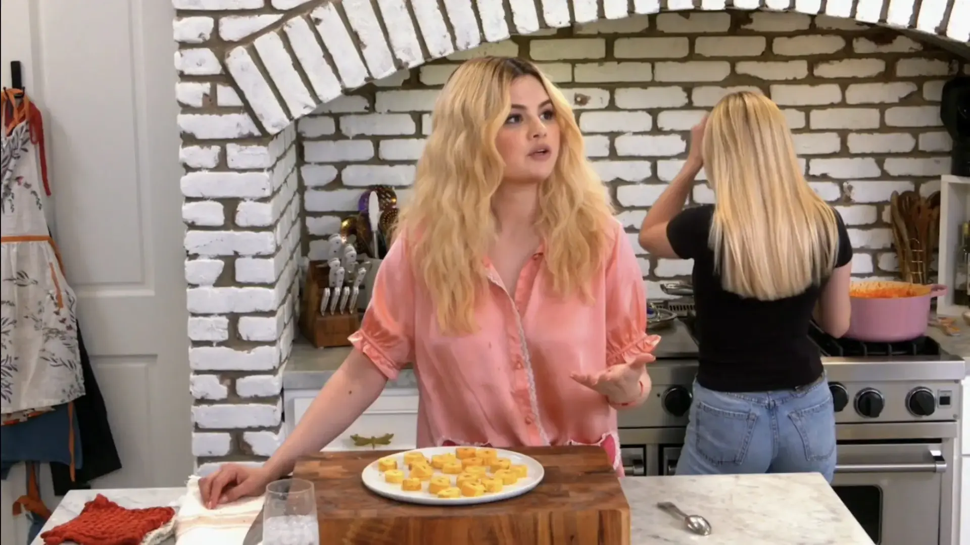 سریال سلنا + سرآشپز (Selena + Chef 2020-2022)