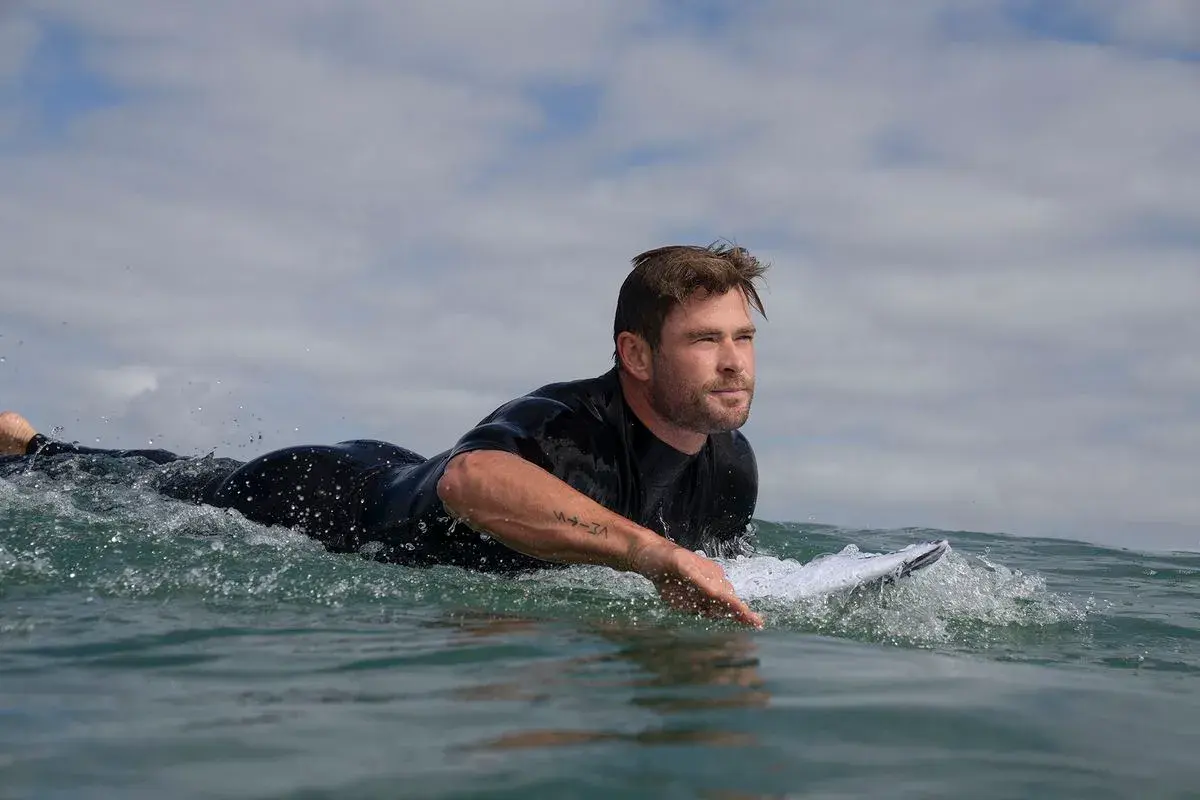 مستند ساحل کوسه با کریس همسورث (Shark Beach with Chris Hemsworth 2021)
