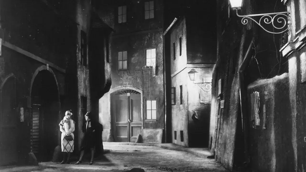 فیلم خیابان اندوه (The Joyless Street 1925)