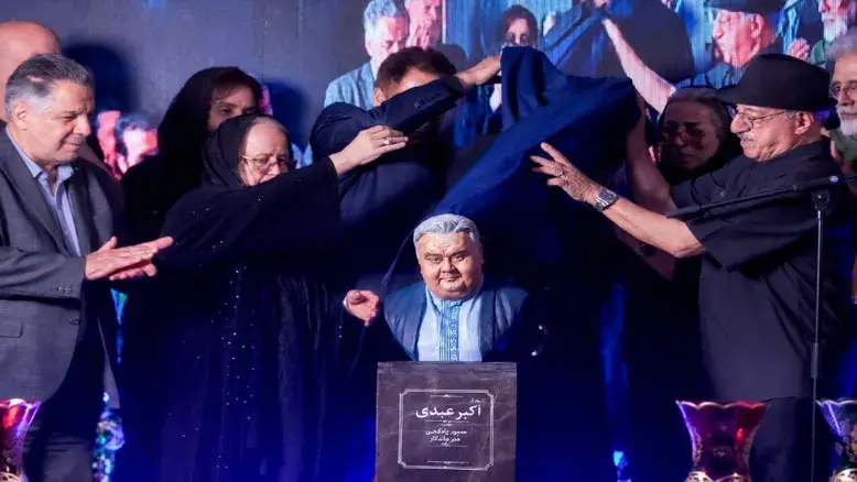 رونمایی از تندیس زنده‌یاد اکبر عبدی؛ ادای احترام ستارگان سینما به استاد خنده‌ها