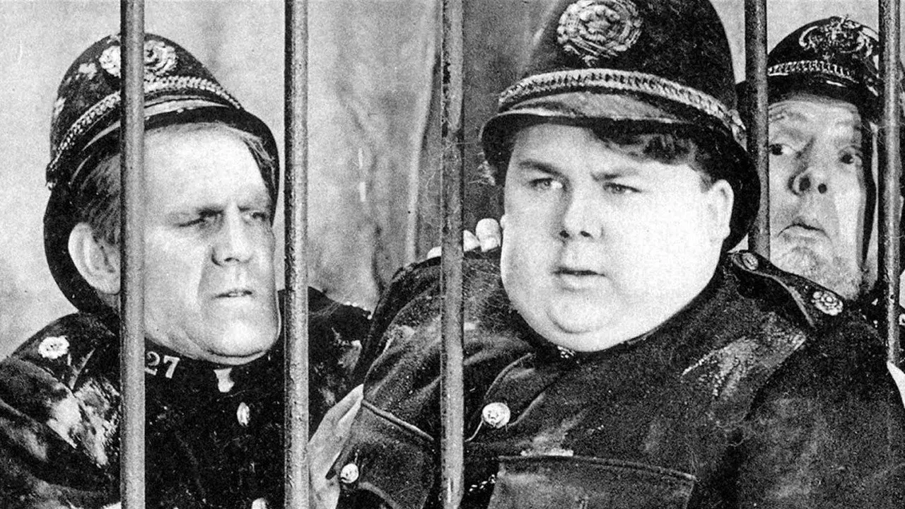 فیلم از پلیس بپرس (Ask a Policeman 1939)