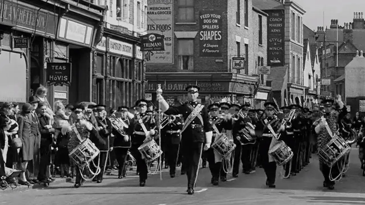مستند به بریتانیا گوش دهید (Listen to Britain 1942)