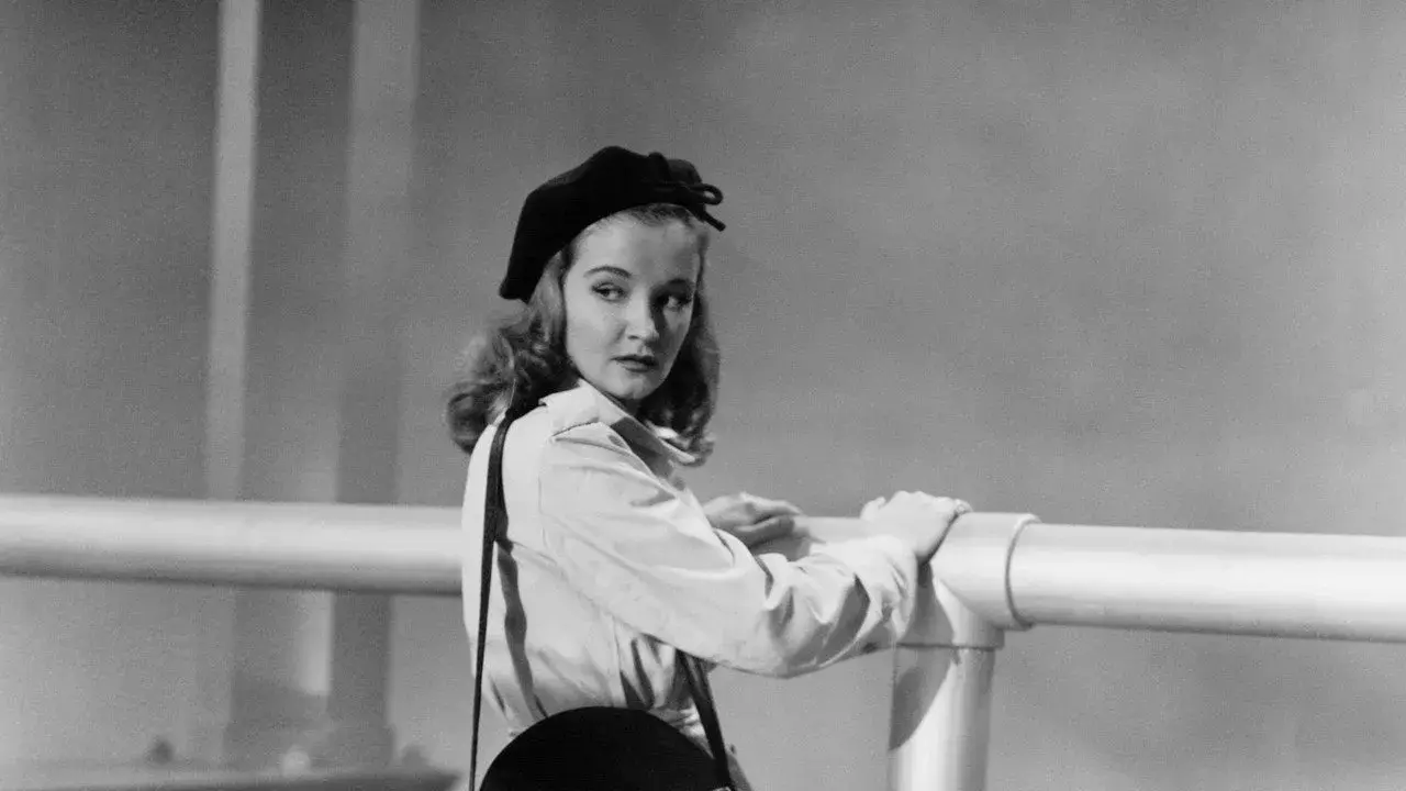 فیلم فرار در مه (Escape in the Fog 1945)