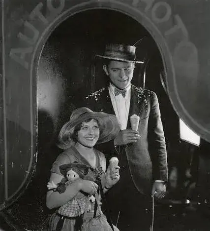 فیلم یکسان (Lonesome 1928)