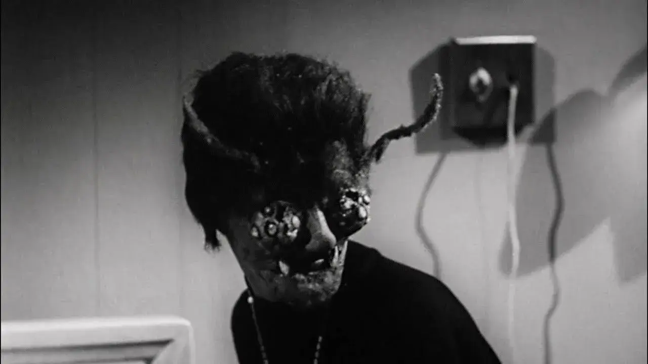 فیلم زن زنبوری (The Wasp Woman 1959)