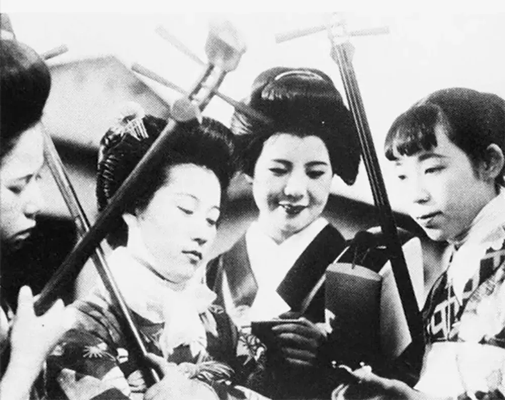 فیلم سه خواهر با دل های دخترانه (Three Sisters with Maiden Hearts 1935)