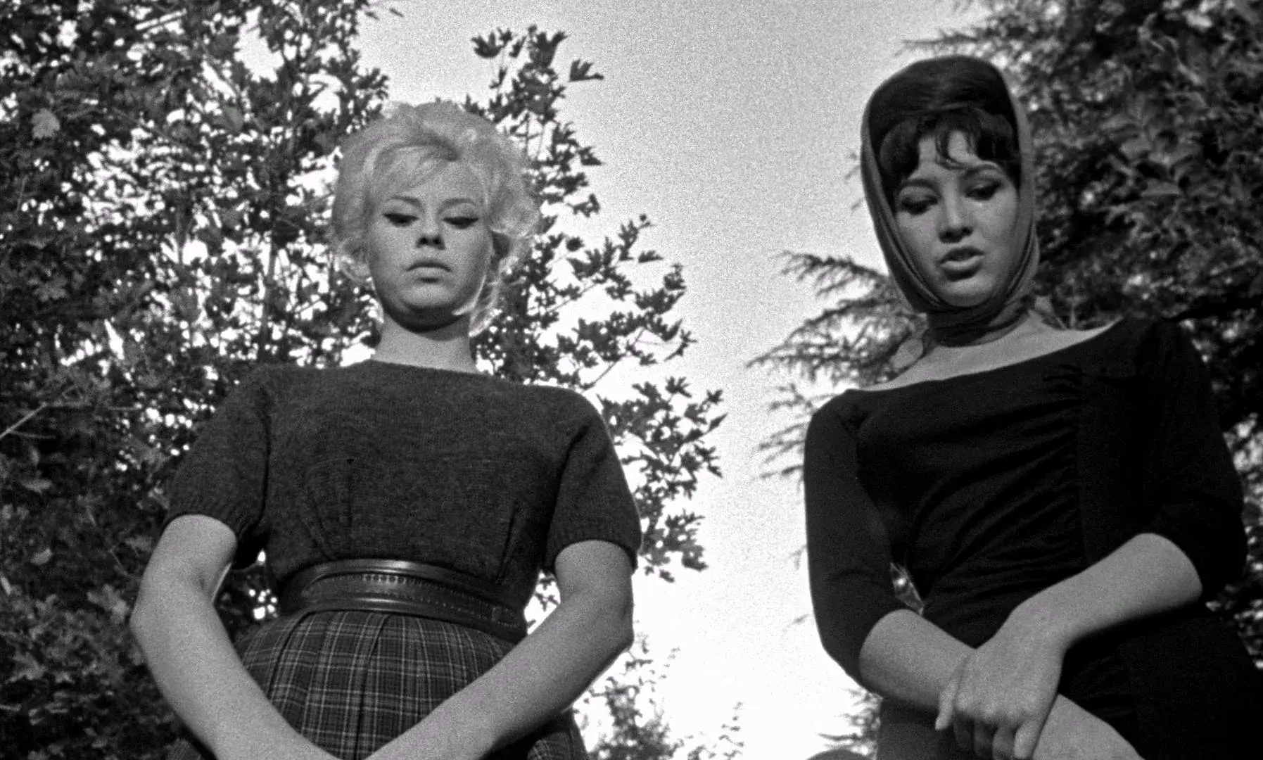 فیلم دختران نمایش و خون‌ آشام (The Playgirls and the Vampire 1960)