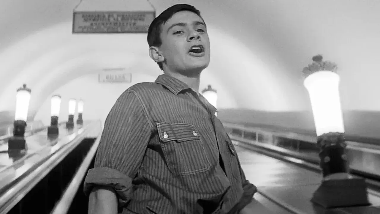 فیلم قدم زدن در خیابان های مسکو (Walking the Streets of Moscow 1964)