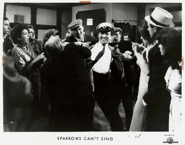 فیلم گنجشک ها نمی توانند آواز بخوانند (Sparrows Can't Sing 1963)