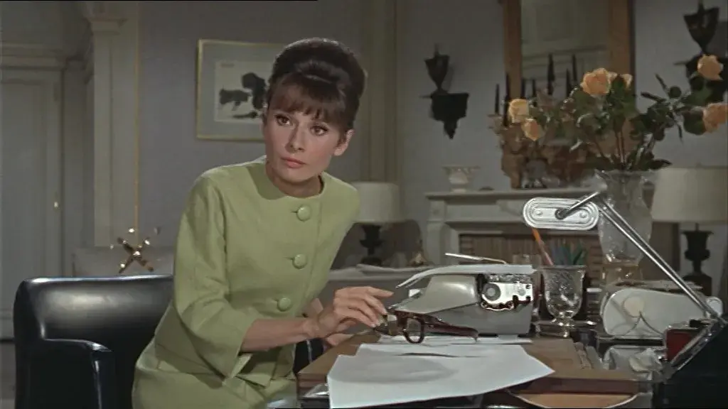 فیلم پاریس در تب و تاب (Paris When It Sizzles 1964)