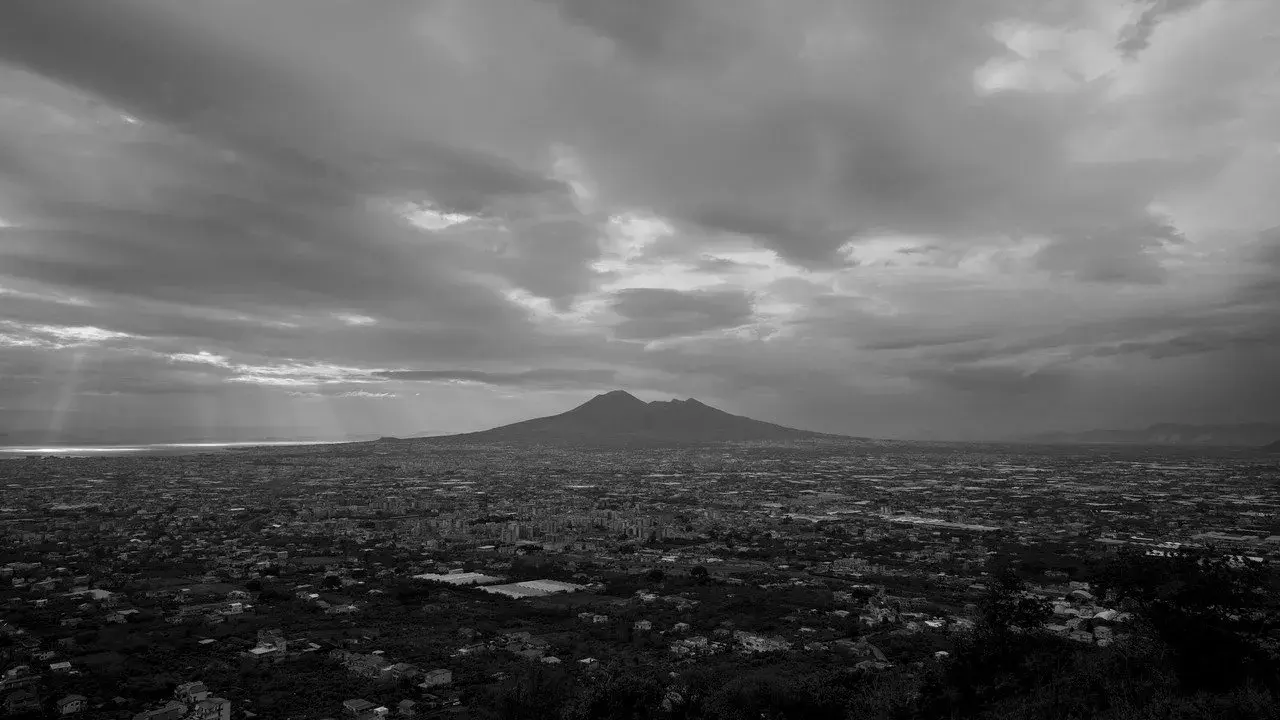 مستند پمپئی: زیر ابرها (Pompei: Below the Clouds 2025)