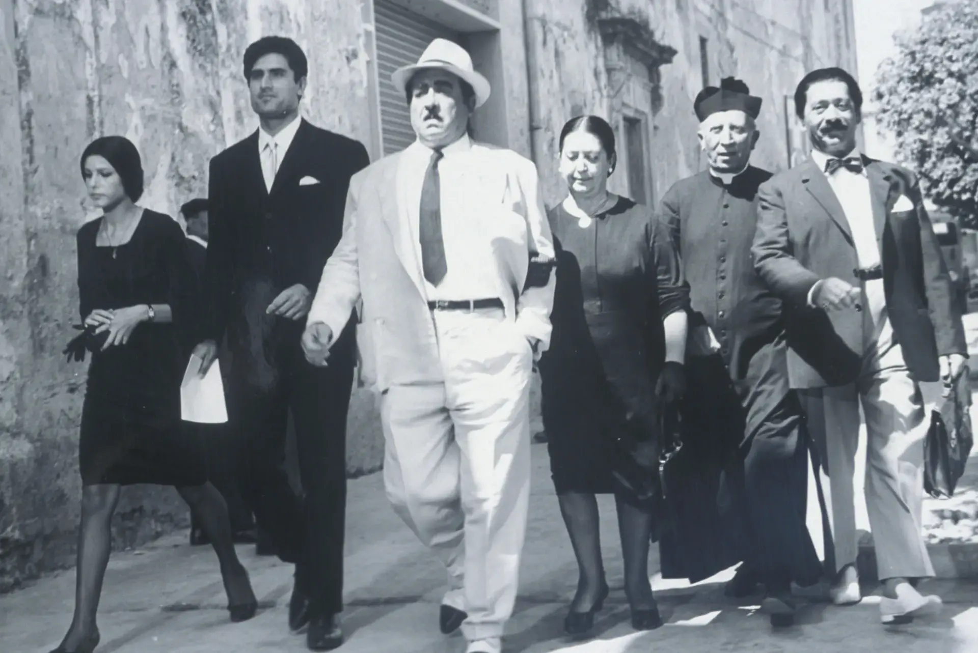 فیلم گمراه و رهاشده (Seduced and Abandoned 1964)