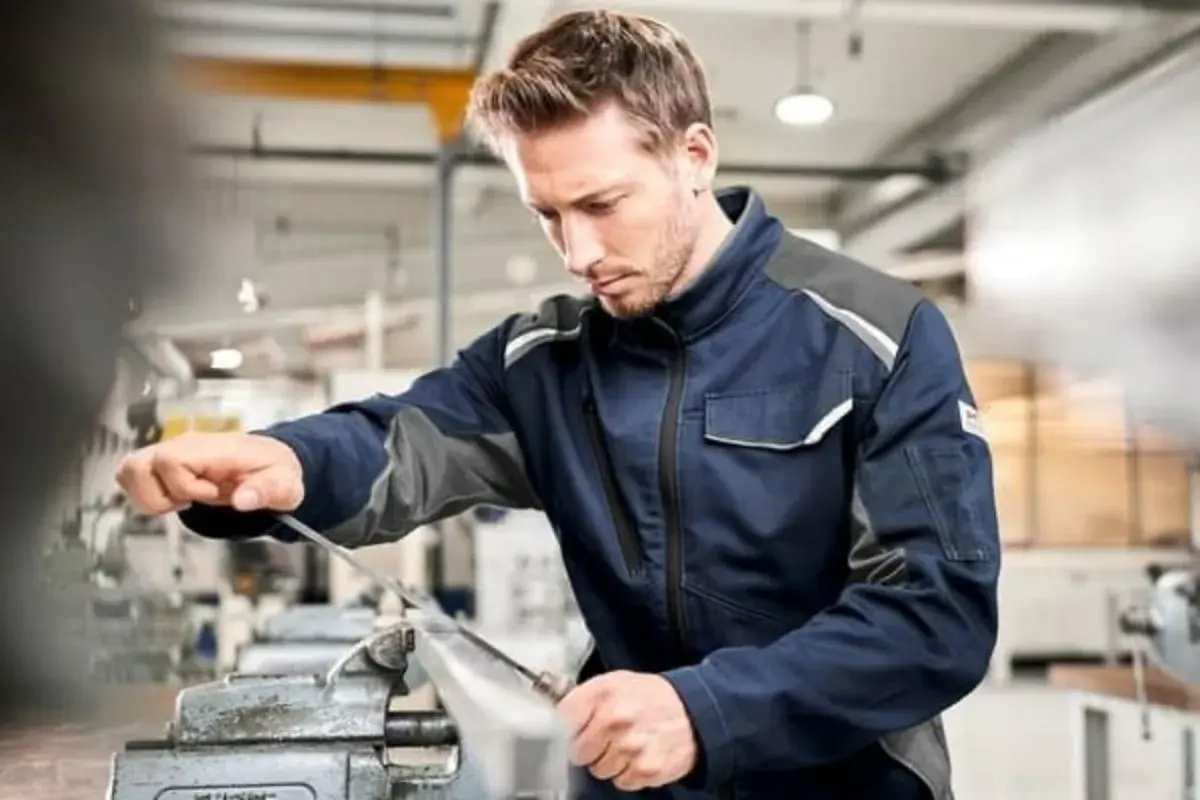 قانون لباس کار ۱۴۰۵؛ دستورالعمل لباس کار جدید چیست؟